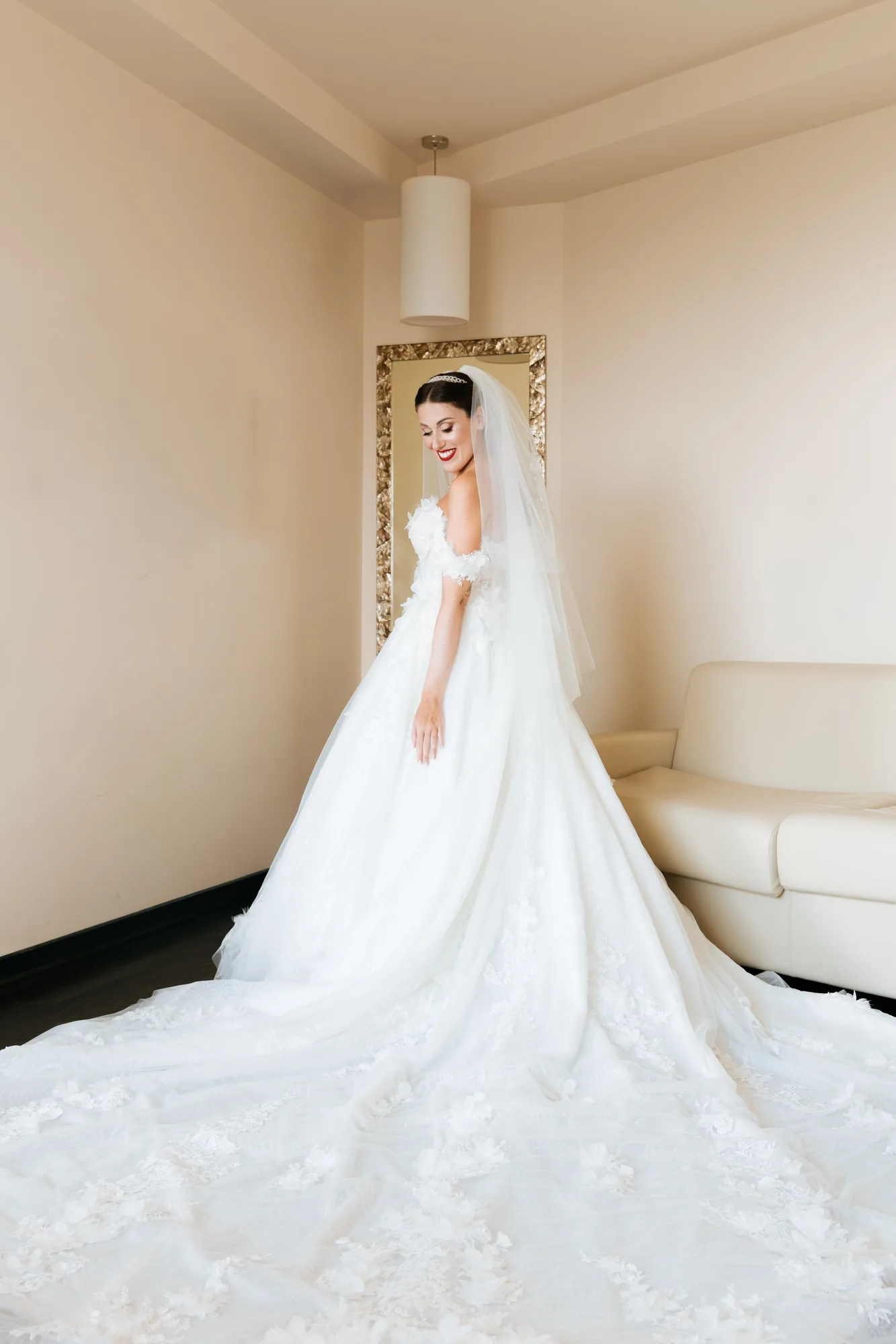La sposa in abito bianco accanto alla finestra — Luméa Wedding