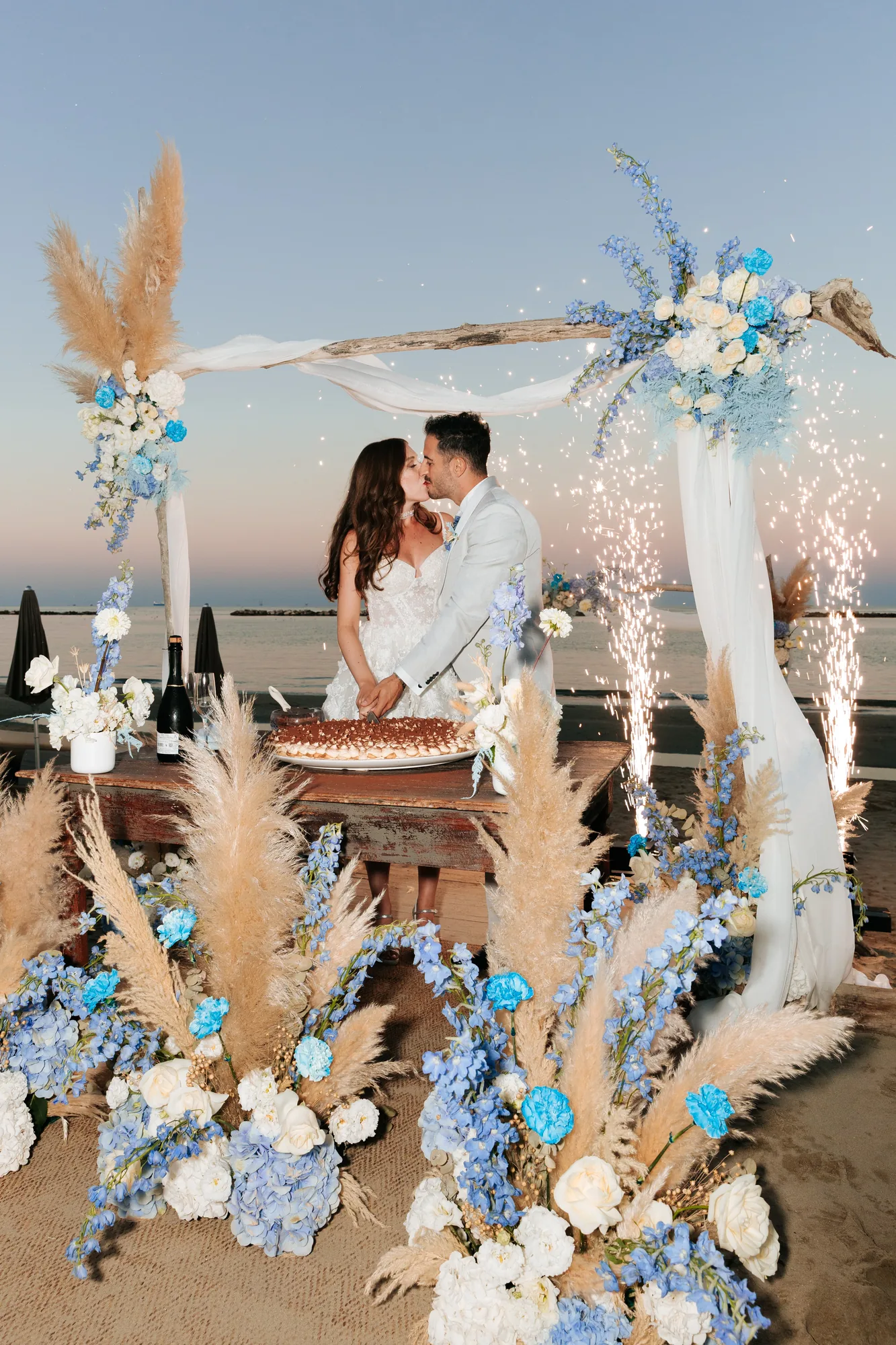 Un bacio al taglio della torta tra fiori e scintille — Luméa Wedding