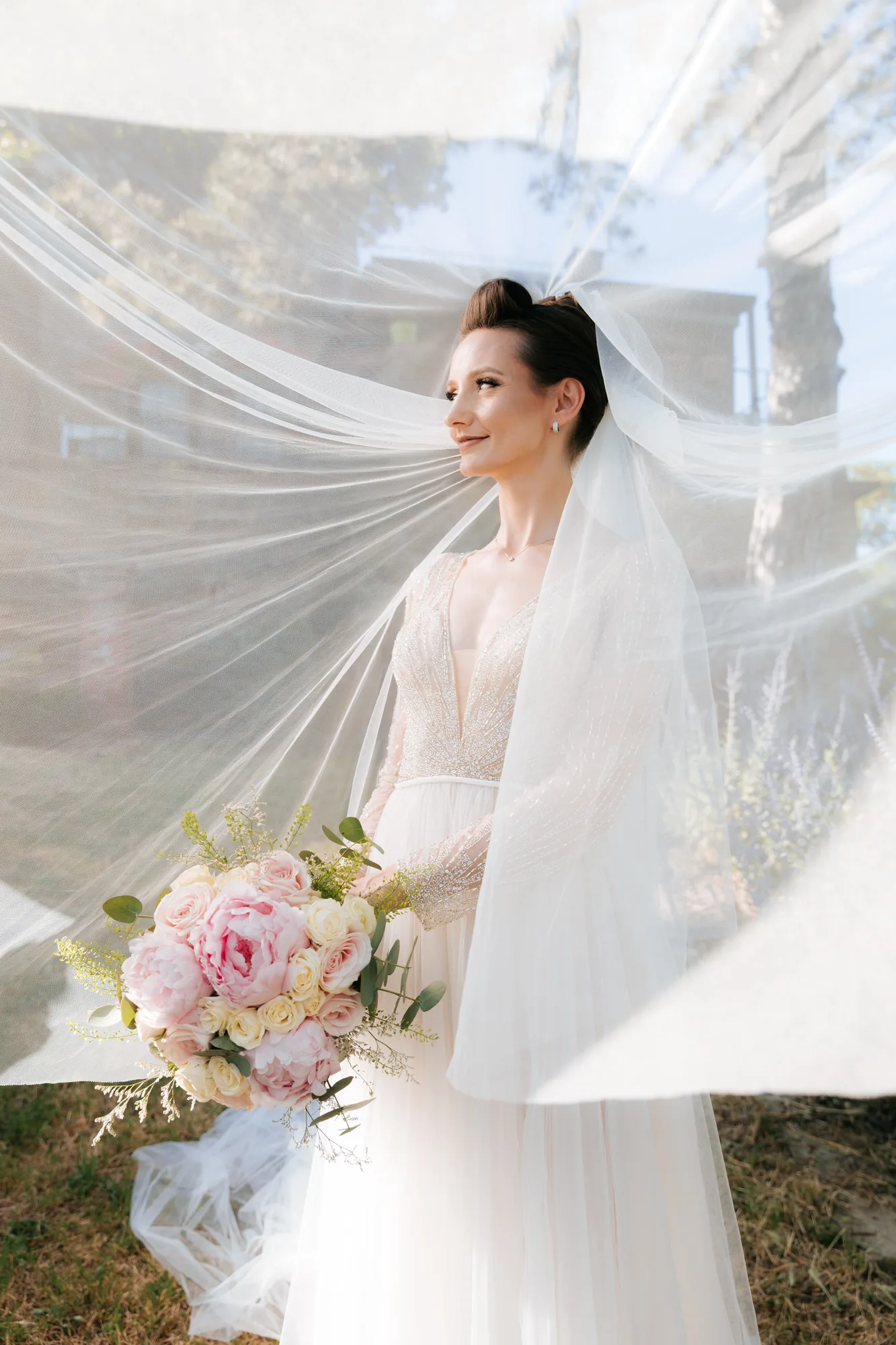 La sposa con il bouquet avvolta nel velo — Luméa Wedding