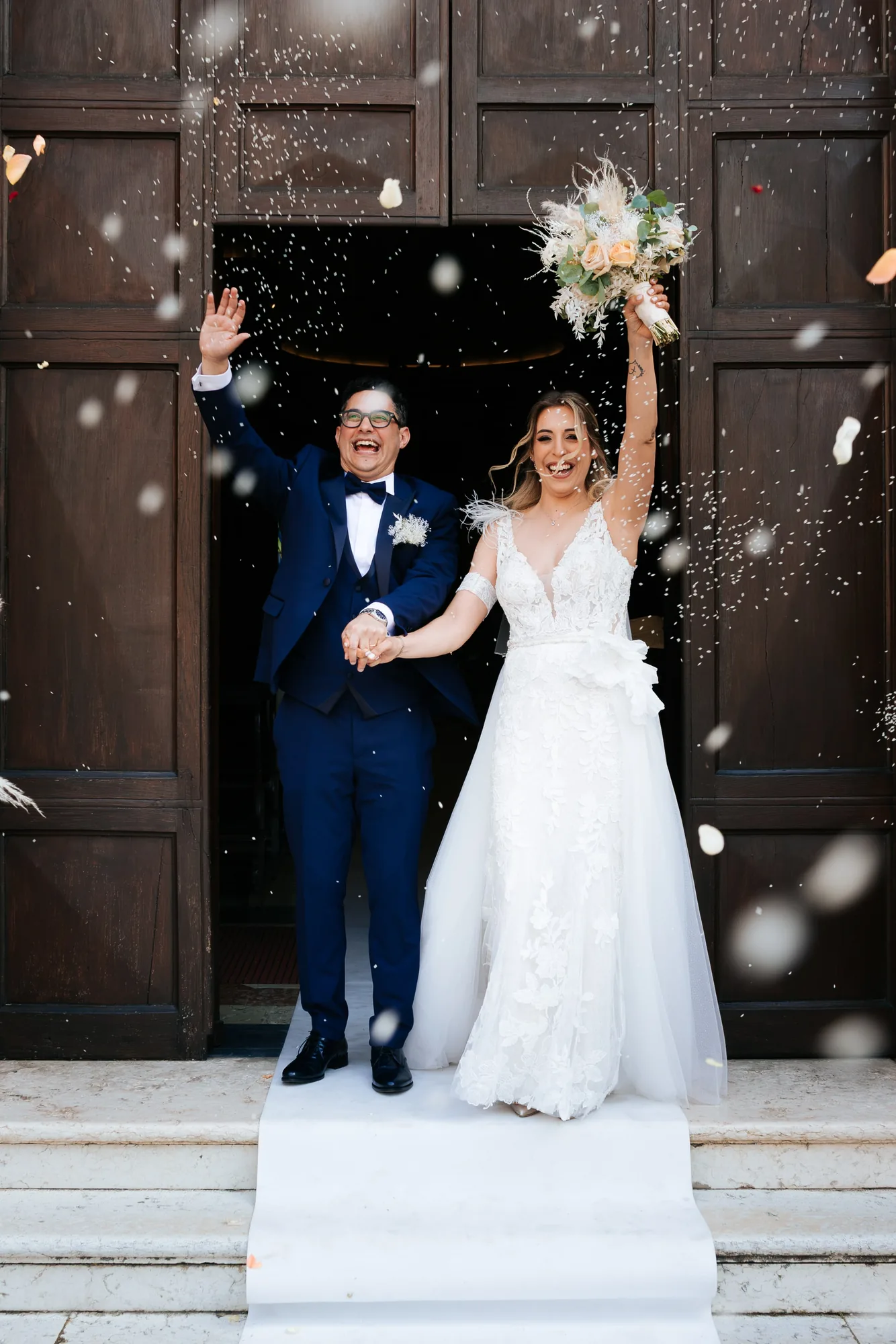 Gli sposi escono dalla chiesa sotto il lancio del riso — Luméa Wedding