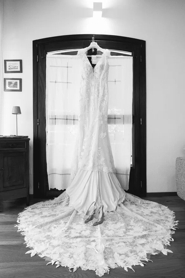 Enrico e Federica — L’abito da sposa alla finestra in bianco e nero