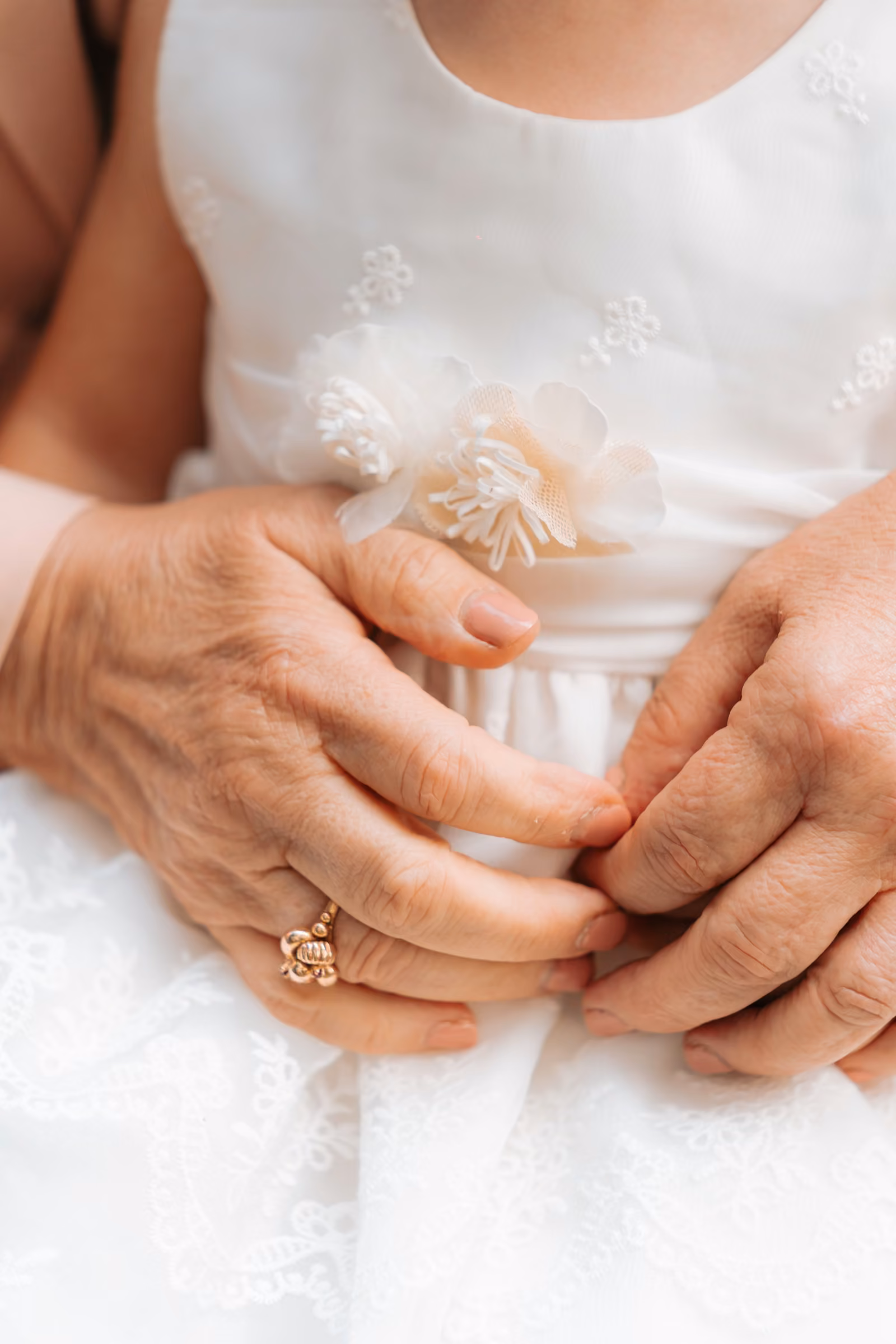 Luana e Giacomo — Le mani della sposa