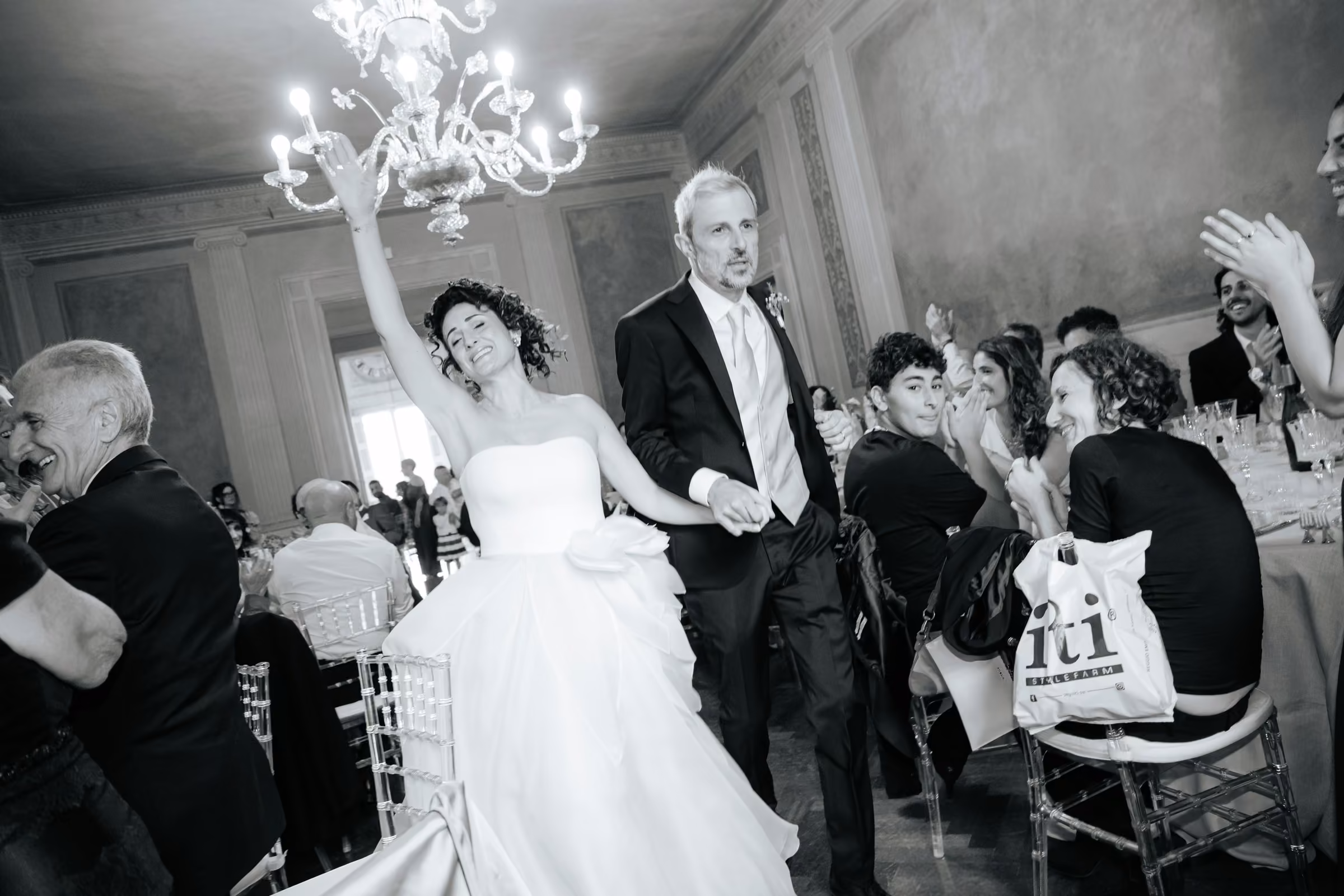 Luana e Giacomo — L’arrivo dello sposo in bianco e nero