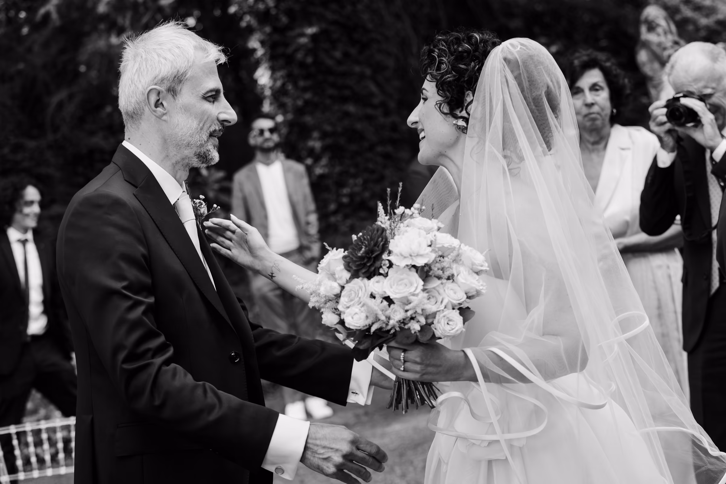 Luana e Giacomo — Gli sposi durante la cerimonia in bianco e nero