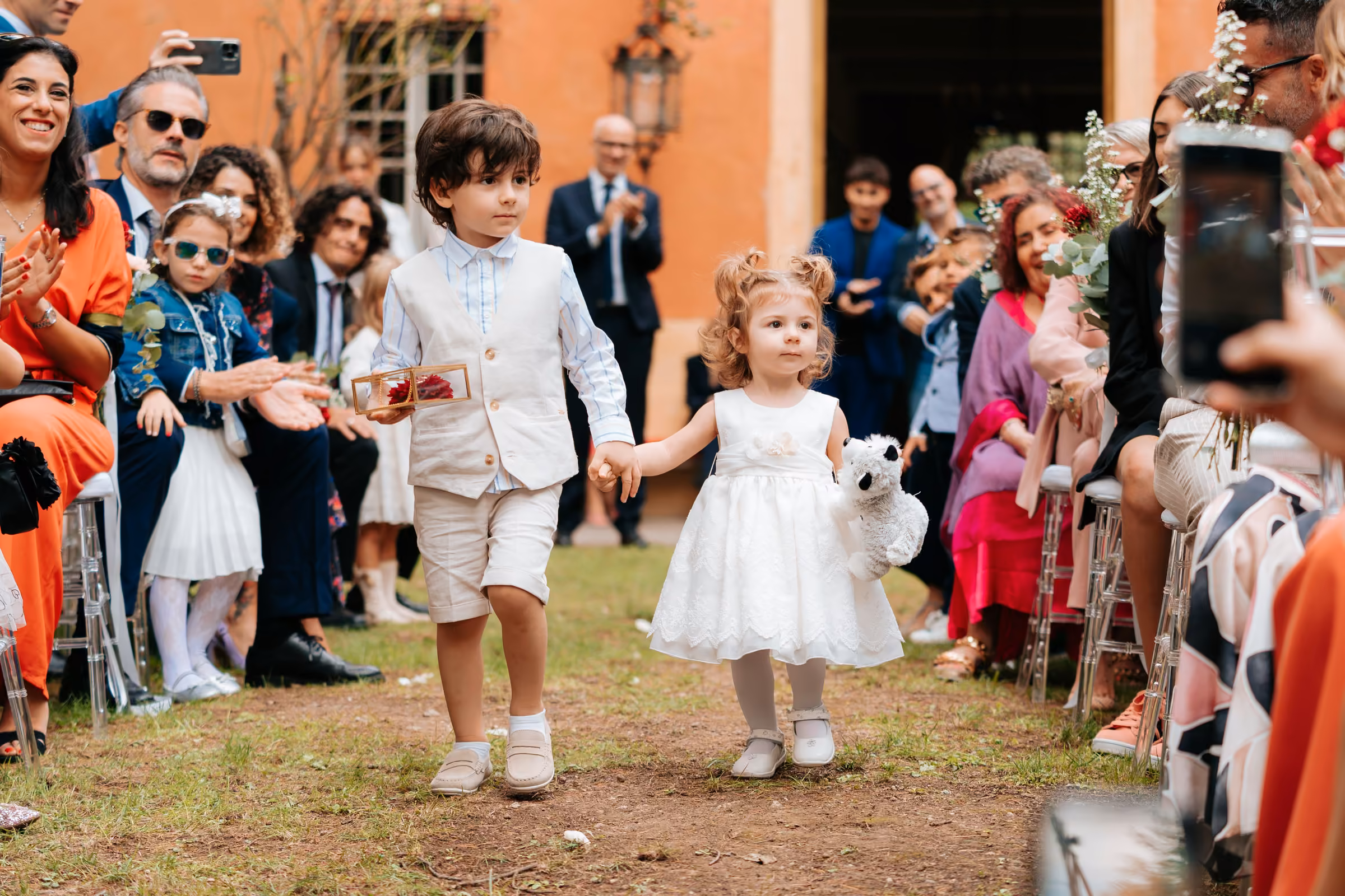 Luana e Giacomo — Le damigelle all’uscita della cerimonia