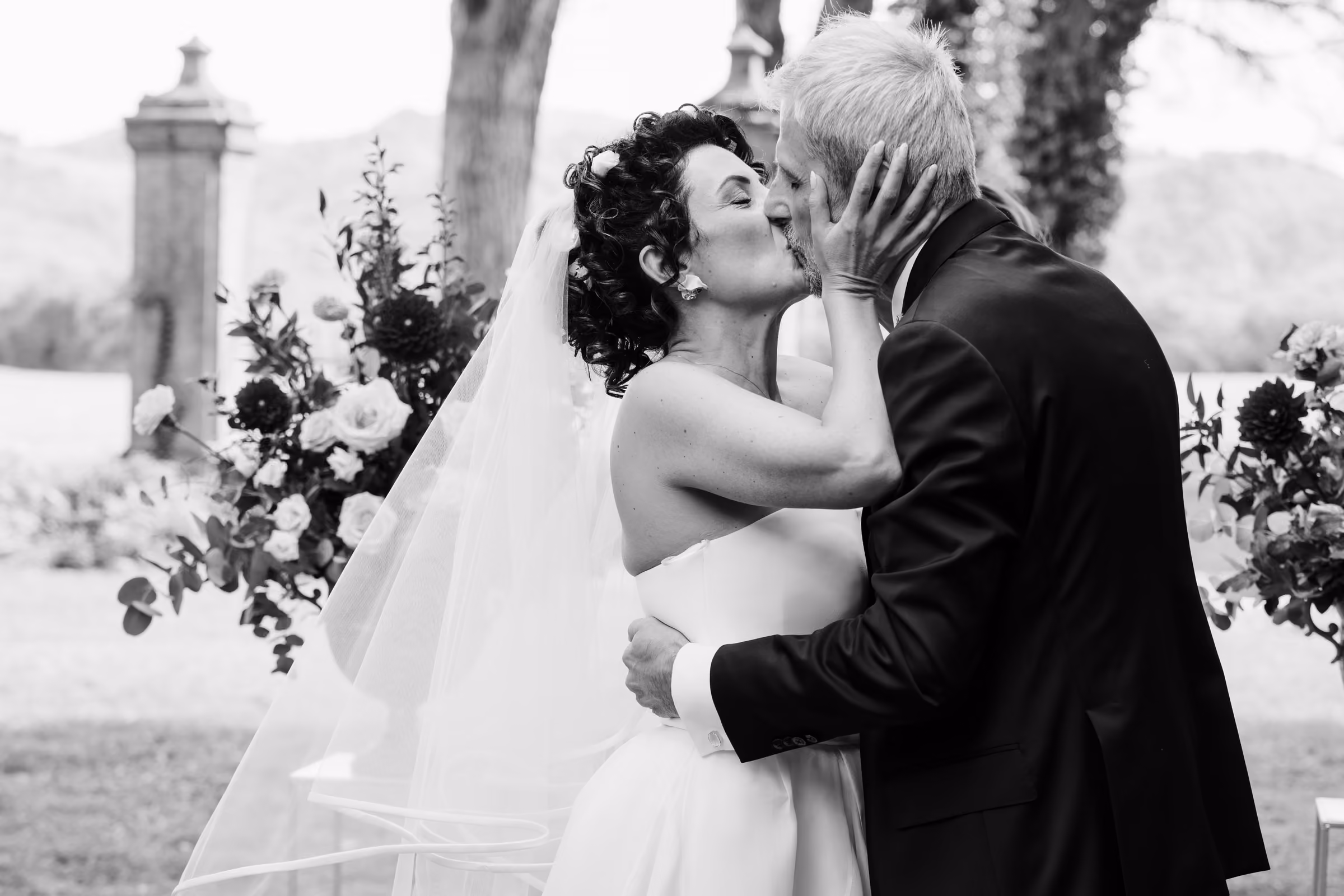 Luana e Giacomo — Il primo bacio degli sposi in bianco e nero
