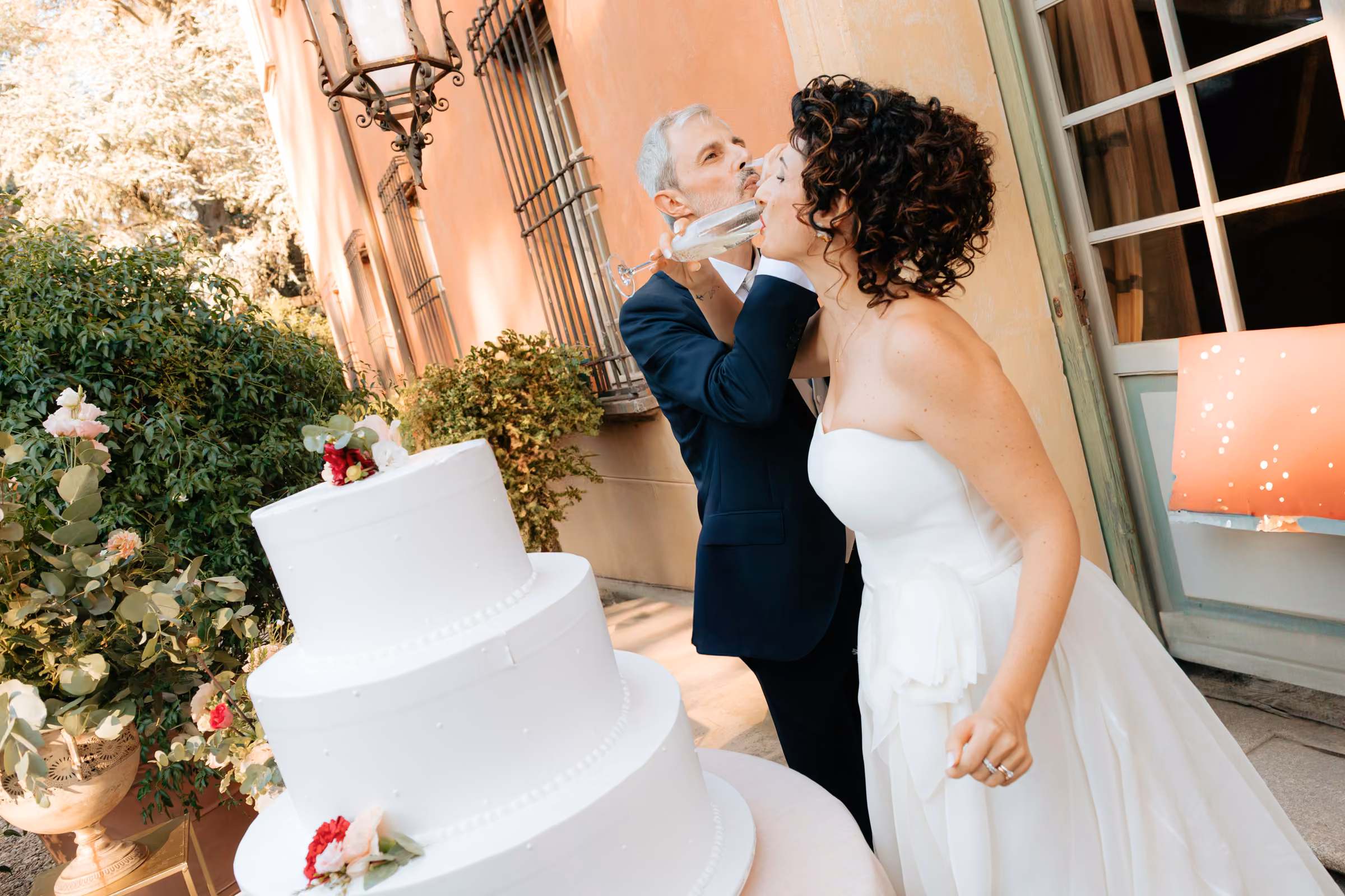 Luana e Giacomo — Un bacio al taglio della torta