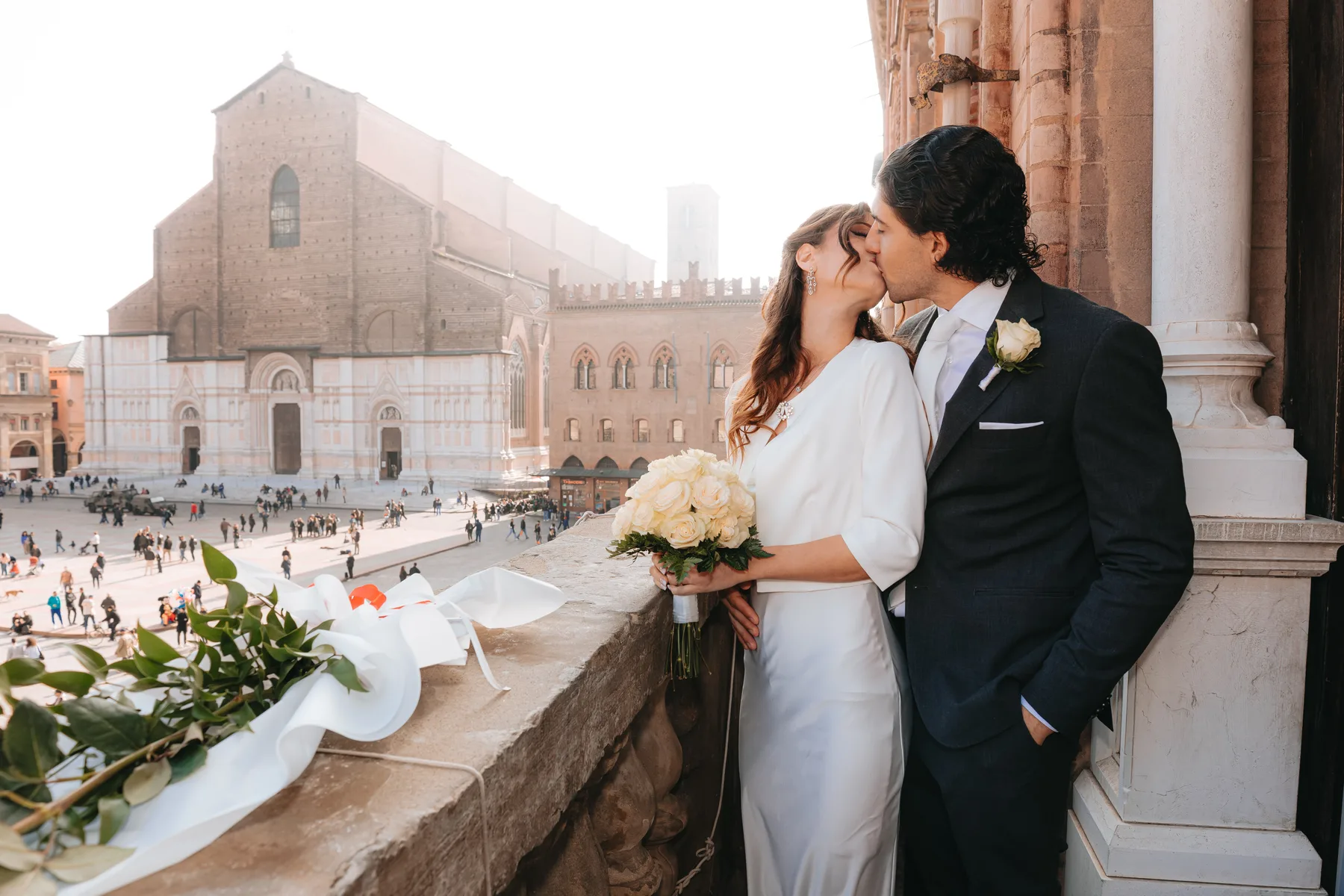 Riccardo e Sara — Un bacio degli sposi sulla terrazza