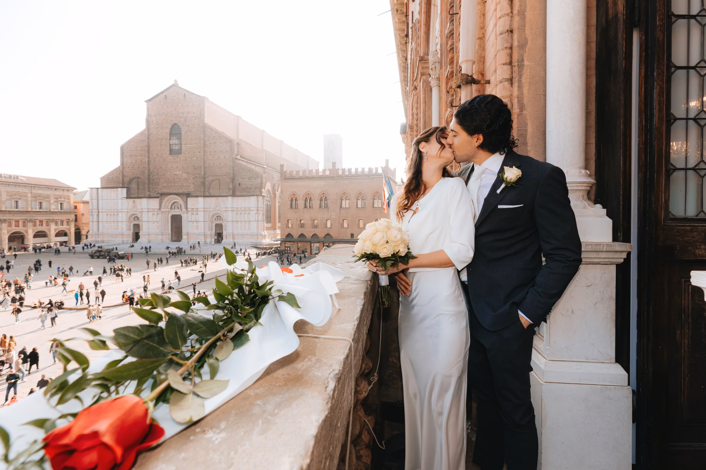 Riccardo e Sara sulla terrazza affacciata su Piazza Maggiore e sulla Basilica di San Petronio
