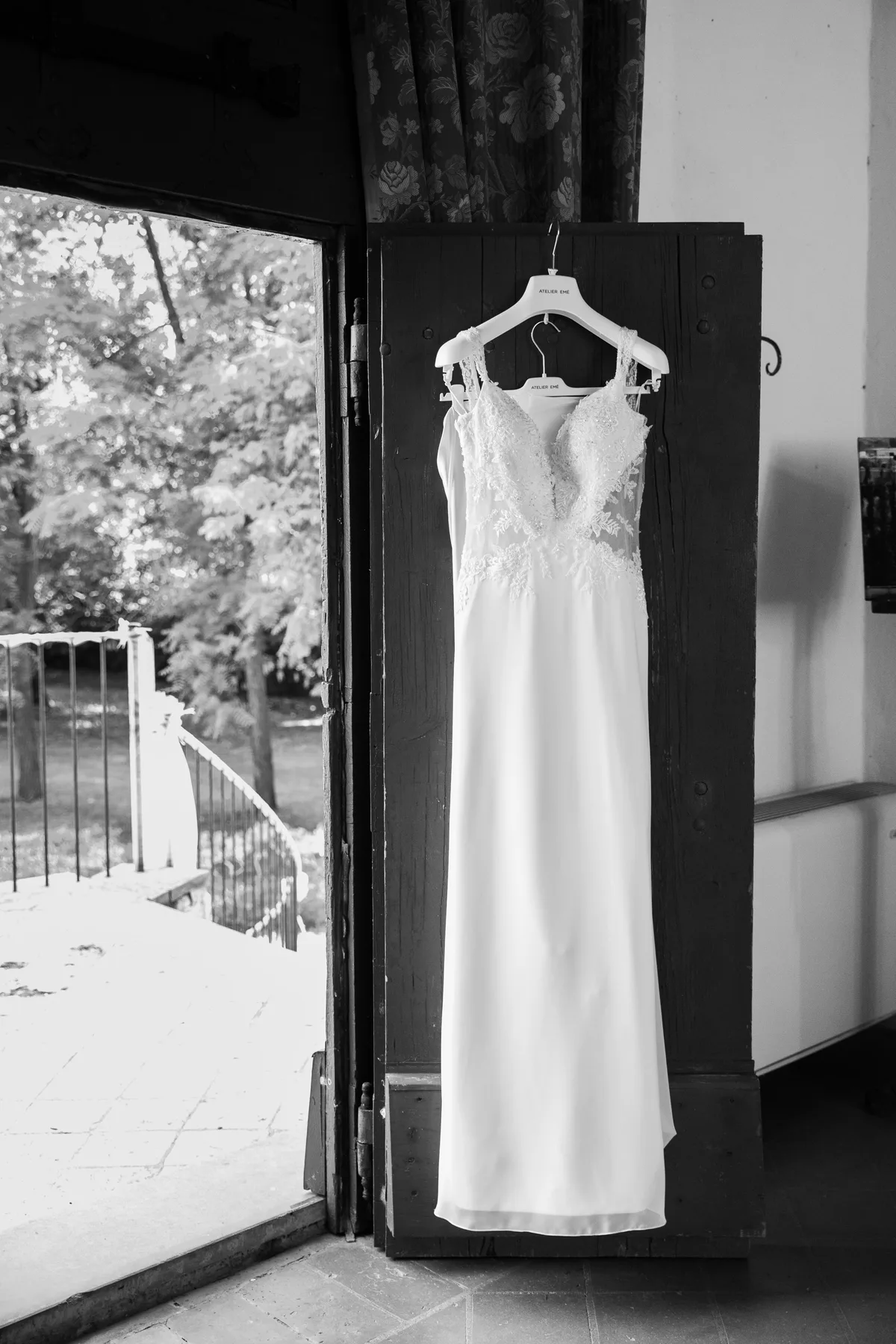 Sue e Leonardo — L’abito da sposa alla finestra in bianco e nero